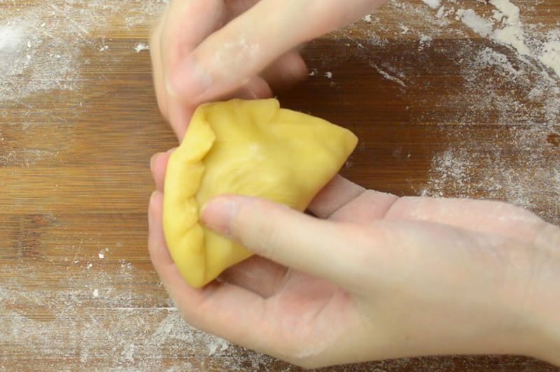 shaping spiral curry puffs