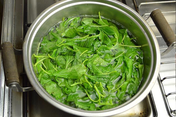 blanching spinach