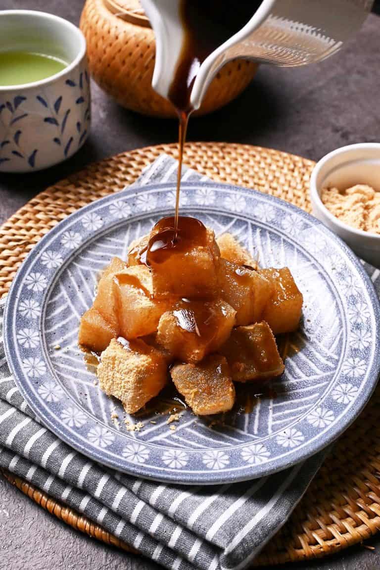 warabi mochi with kuromitsu japanese dessert