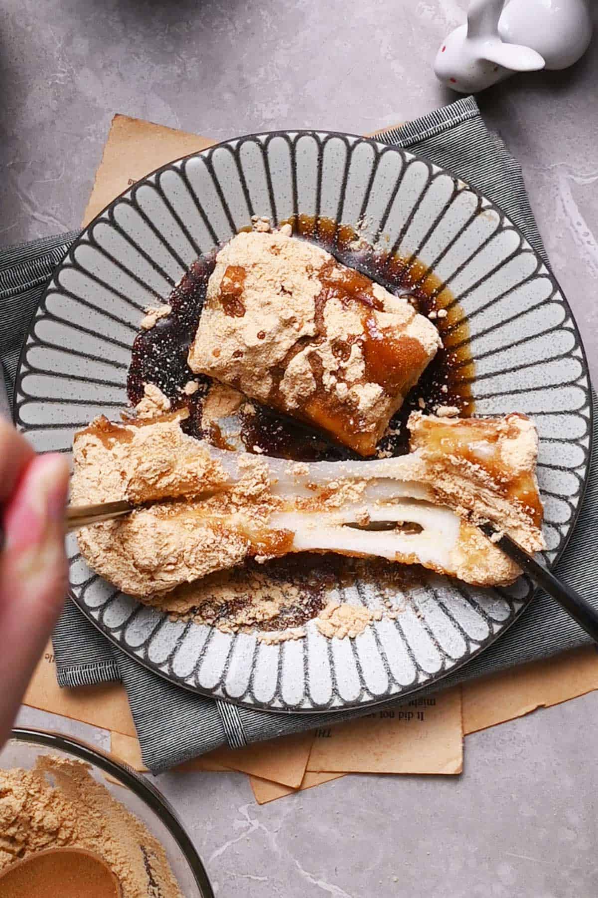 kinako mochi with kuromitsu